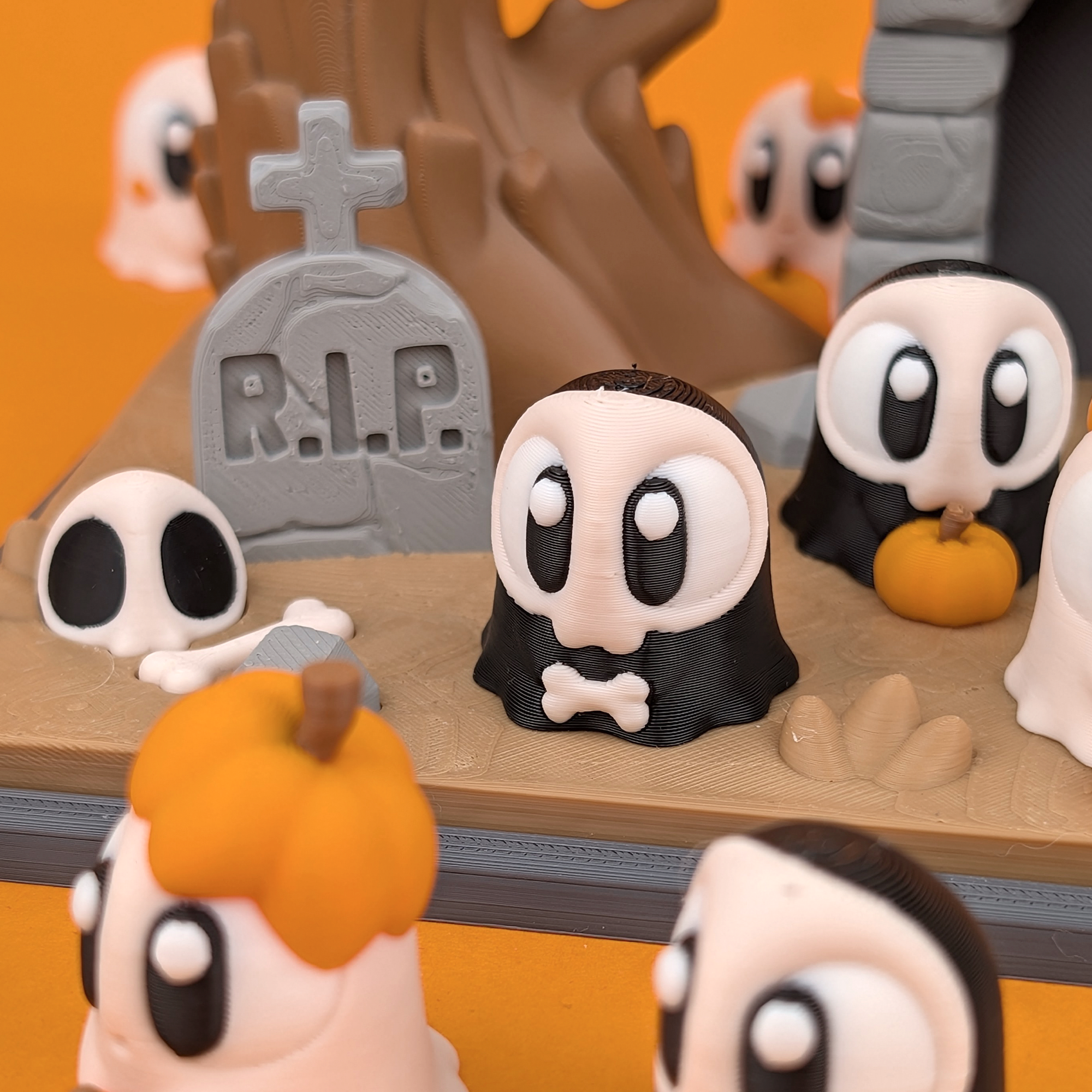 Flexi Ghost & Graveyard Showcase – Spooky-Cute Halloween Collectible
